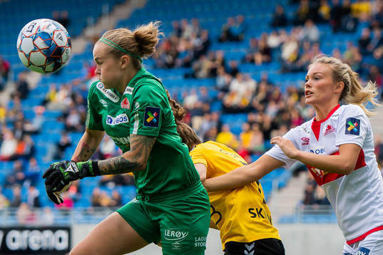 Goalkeeper Nora Gjøen of Sandviken, Synne Skinnes Hansen