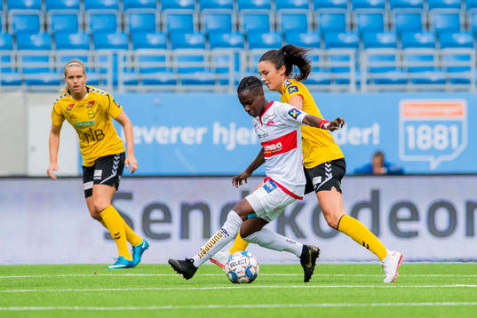 Kennya Cordner of Sandviken and Ingrid Engen of LSK kvinner