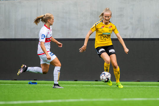 Amalie Eikeland of Sandviken and Anja Sønstevold of LSK