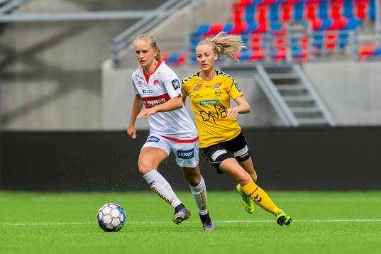 Amalie Eikeland of Sandviken and Anja Sønstevold of LSK