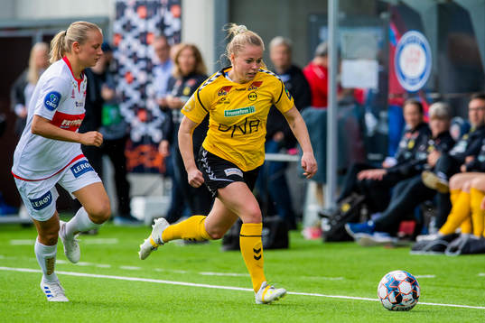 Lisa Naalsund of Sandviken and Therese Åsland of LSK