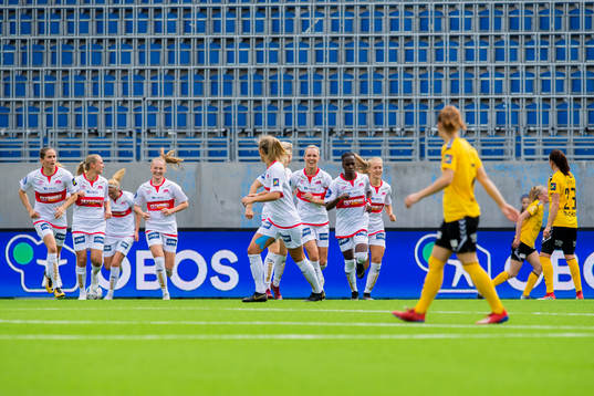 Kennya Cordner of Sandviken celebrates with her teammates
