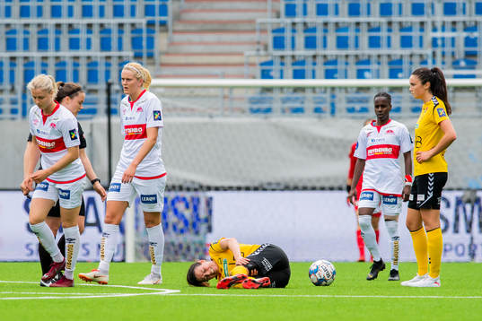 Isabell Bachor of LSK kvinner with an injury