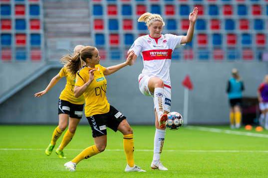 Guro Reiten of LSK kvinner and Maria Brochmann of Sandviken