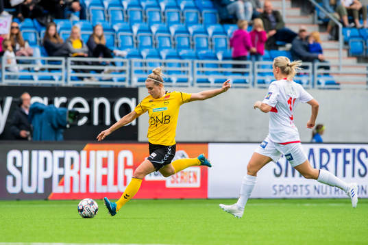 Elise Thorsnes of LSK kvinner and Lisa Naalsund of Sandviken