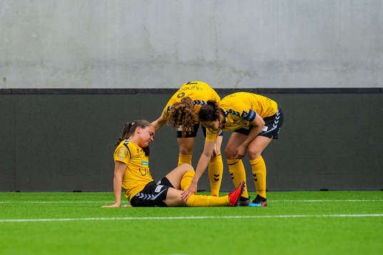 Heidi Elisabeth Ellingsen of LSK kvinner with an injury