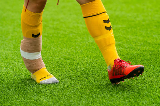 Heidi Elisabeth Ellingsen of LSK kvinner with an injury