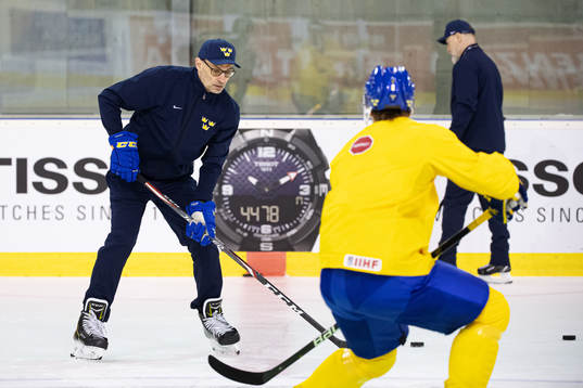Assistant coach Peter Popovic of Sweden at a practice