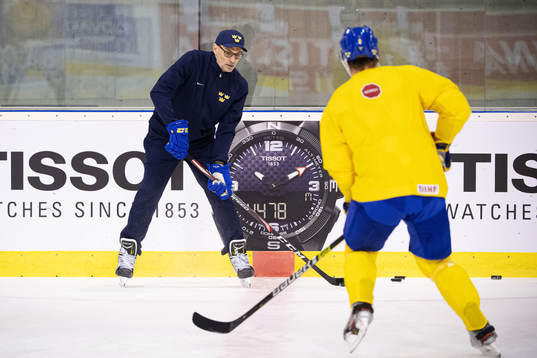 Assistant coach Peter Popovic of Sweden at a practice