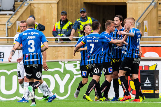 Sirius Sam Lundholm jublar med lagkamrater