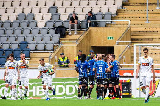 Sirius Sam Lundholm jublar med lagkamrater