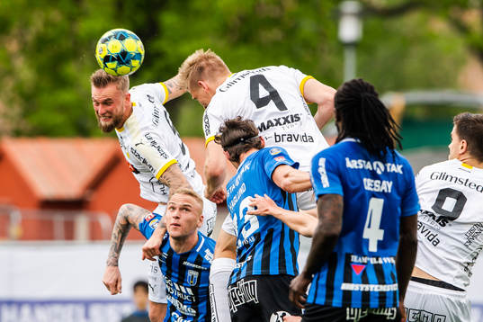 Häckens Juhani Ojala gör 1-2 med en nick