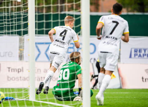 Häckens Juhani Ojala jublar med Mervan Celik medan Sirius