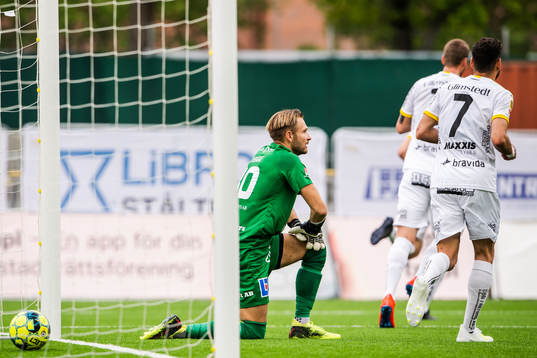 Häckens Juhani Ojala jublar med Mervan Celik medan Sirius