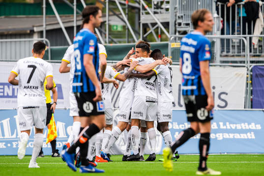 Häckens Juhani Ojala jublar med lagkamrater