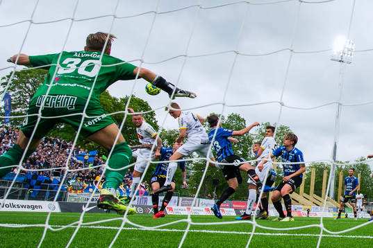 Häckens Juhani Ojala gör 1-2 med en nick