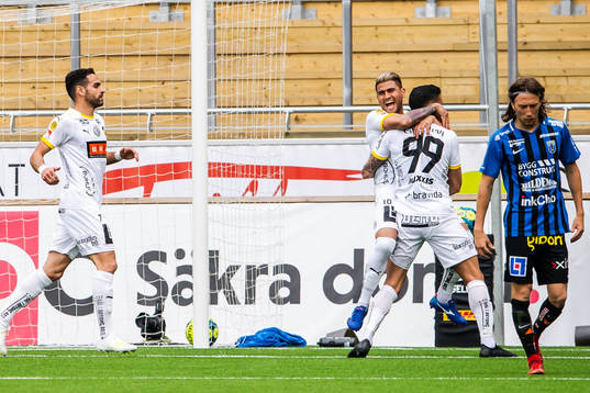 Häckens Paulinho och Ahmed Yasin jublar