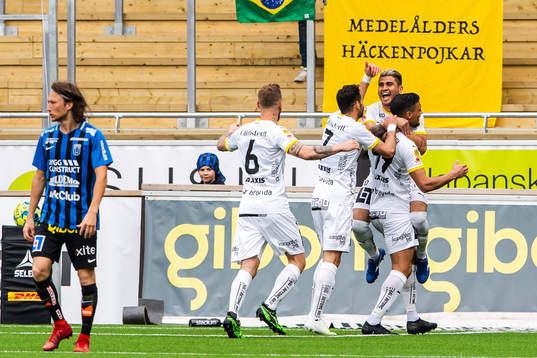 Häckens Ahmed Yasin jublar med lagkamrater