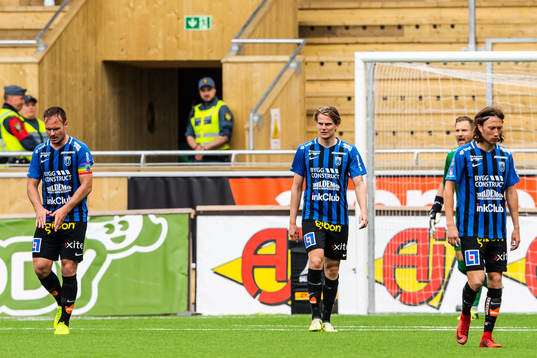 Sirius Niklas Busch Thor deppar med lagkamrater