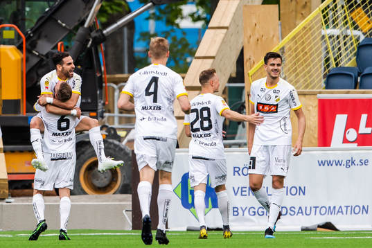 Häckens Mervan Celik jublar med lagkamrater
