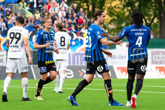 Sirius Philip Haglund jublar med lagkamrater