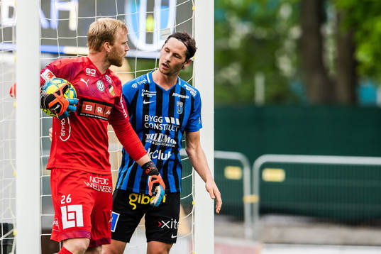 Sirius Philip Haglund i diskussion med Häckens målvakt