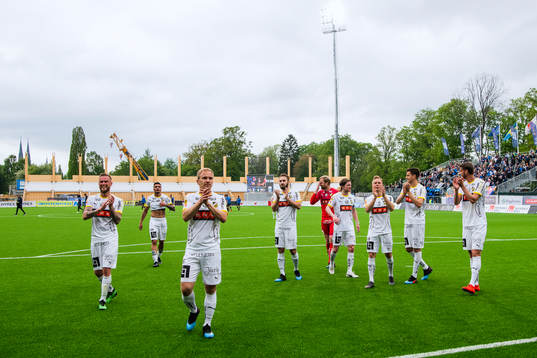 Häckens spelare jublar
