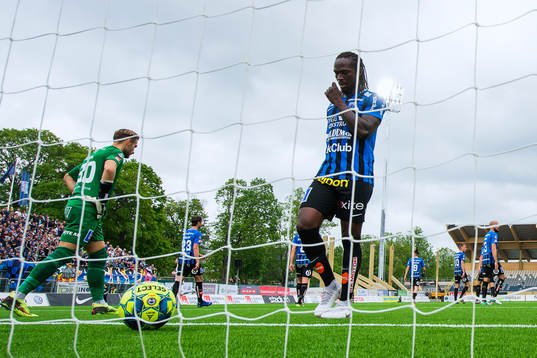 Sirius Kebba Ceesay och målvakt John Alvbåge deppar