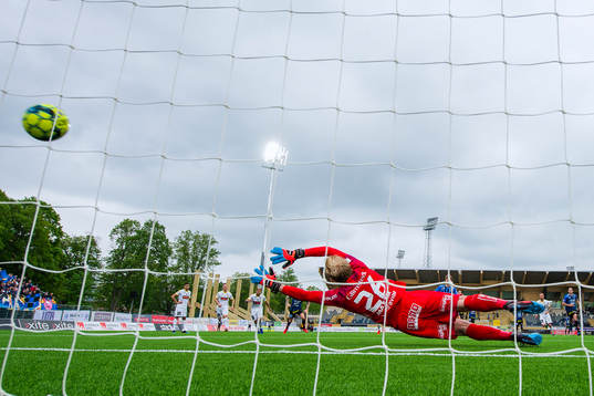 Sirius Sam Lundholm gör 3-4 på straff
