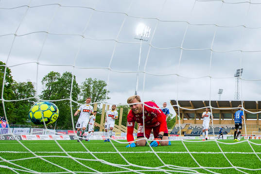 Häckens målvakt Peter Abrahamsson deppar
