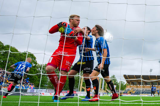 Sirius Philip Haglund och Axel Björnström i diskussion