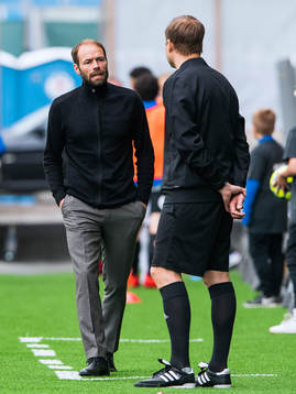 Häckens tränare Andreas Alm i diskussion med