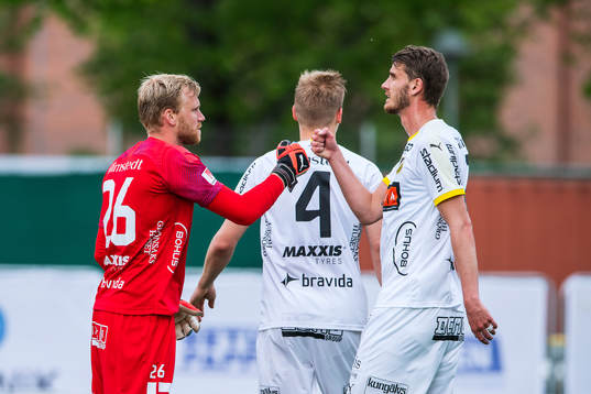 Häckens målvakt Peter Abrahamsson jublar med Johan Hammar