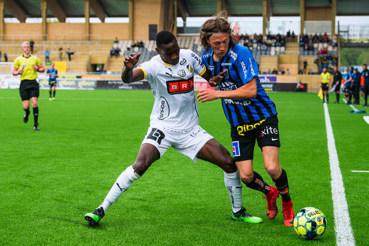 Häckens Godswill Ekpolo i en duell med Sirius Axel