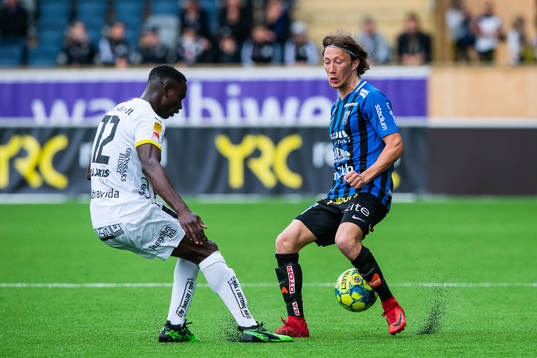 Häckens Godswill Ekpolo i en duell med Sirius Axel
