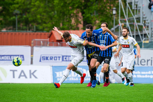 Häckens Johan Hammar i en duell med Sirius Philip Haglund