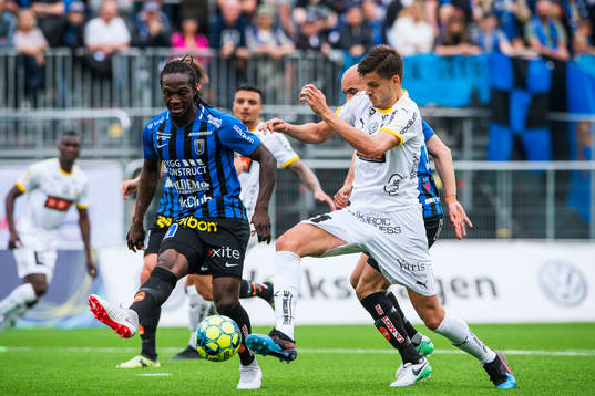 Häckens Alexander Jeremejeff i en duell med Sirius Kebba