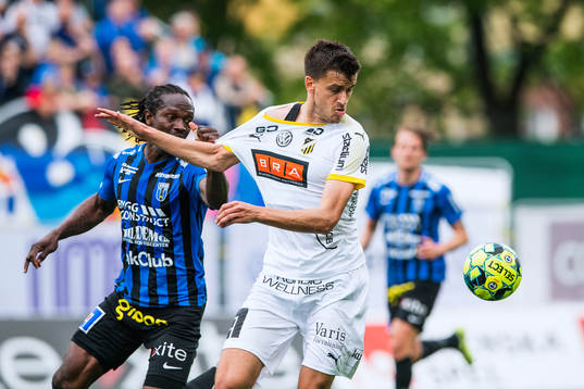 Häckens Alexander Jeremejeff i en duell med Sirius Kebba