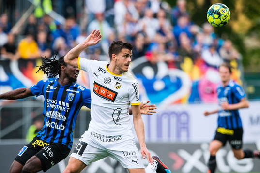 Häckens Alexander Jeremejeff i en duell med Sirius Kebba