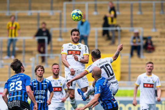 Häckens Mervan Celik nickar bollen