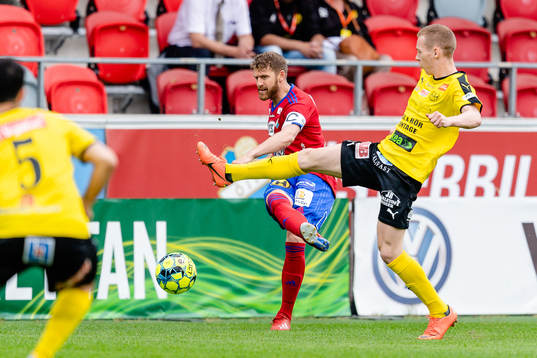 Östers Stefan Karlsson  och Mjällbys Gisli Eyjólfsson