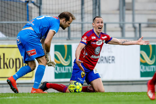 Östers David Johannesson visar känslor bredvid målvakt