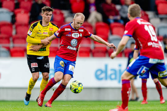 Mjällbys Jesper Gustavsson i kamp dem Östers Christian