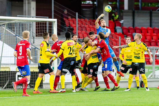 Mjällbys målvakt Carl-Johan Eriksson boxar iväg bollen