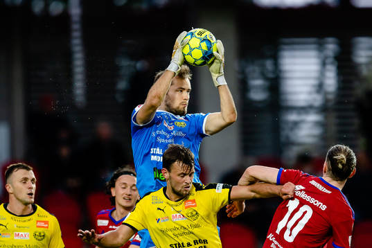 Mjällbys målvakt Carl-Johan Eriksson med bollen