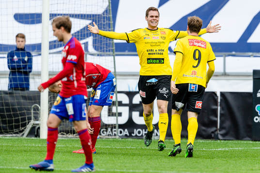 Mjällbys Jacob Bergström och Joel Nilsson jublar