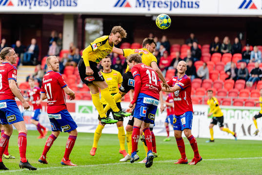 Mjällbys Joel Nilsson nickar mot mål