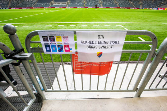 En skylt med uppmaning till media att visa sin ackreditering