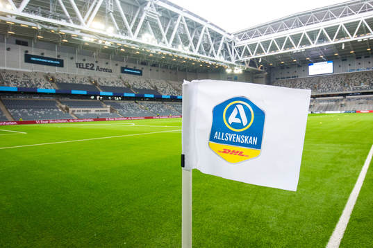 En hörnflagga på Tele2 Arena med Allsvenskans logotyp
