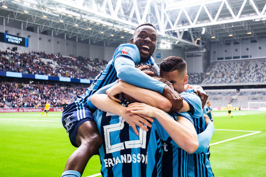 Djurgårdens Fredrik Ulvestad jublar med Mohamed Buya Turay
